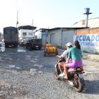 Las 'naves' que transitan por esa vía terminan apaleadas por los baches.