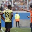 El seleccionador de Ecuador Miguel Bravo da instrucciones, en un partido del grupo B de la Copa Mundial de Fútbol sub-20 entre Ecuador y Fiyi en el estadio Único de Ciudades en Santiago del Estero (Argentina).
