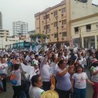 Feligreses recorren el centro de Guayaquil en honor a la Virgen María.