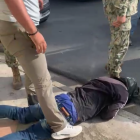 El momento en que es detenido el asaltante fuera de la casa del alcalde de Salinas.