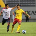 Bryan Tana (i) destaca como volante de marca en El Nacional.