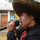 Carlos Sirino, quien llegó de Venezuela hace siete años, se unió al Mariachi callejero en pandemia. Ha educado su voz para entonar las rancheras más complejas.