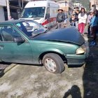 El vehículo impactó a Gabriela luego de intentar no chocar contra el auto del que ella se bajaba.