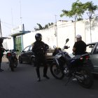 En la 29 y O'Connor, en una unidad educativa fiscal hubo amenazas con panfletos y los padres de familia están preocupados.