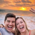 La pareja acostumbra a pasar días libres en la playa.