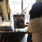 La hija de Gustavo Villalva mira la foto donde aparece vistiendo el uniforme de las FF.AA.