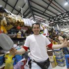 La sonrisa de oreja a oreja es la marca del comerciante  manabita.