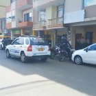 La policía realizó patrullaje fuera de la dependencia fiscal.