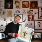 El hombre tiene una técnica con el café soluble y agua caliente.