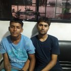 Los sospechosos se despojaban de las  prendas policiales cuando los detuvieron.