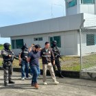 Los dos detenidos fueron trasladados a la cárcel de Esmeraldas, donde estarán recluidos mientras dure la instrucción fiscal.