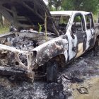 Una camioneta resultó estropeada por el fuego en vía de Manabí.