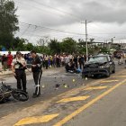 El cuerpo del sargento de policía quedó en medio de la vía.