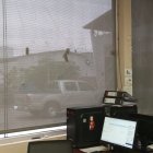 Vidrios rotos quedaron en la Agencia de Tránsito de Durán tras un atentado con bomba.