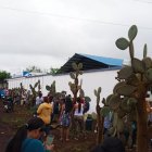 En las afueras de las instalaciones de Petroecuador, la gente hacía cola para abastecerse de gas.