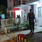 La ráfaga de disparos alarmó a los vecinos. Unos se asomaron y vieron a unos sujetos huir en un taxi.