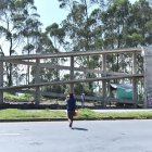 La construcción empezó en  febrero y tenía un plazo de 120 días.