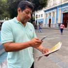 Luis Quimí enviando sus datos personales, para ver si se gana los boletos al Clásico.