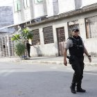 Un policía fue asesinado a tiros por delincuentes al intentar robarle su arma mientras se dirigía a su trabajo en la coop. Juan Montalvo., en Guayaquil.