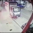 Sujetos prendieron en fuego el camión de una funeraria en Samborondón.