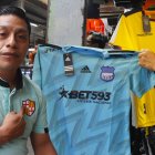 Mario Chimbolema de Barcelona y Martín Delgado de Emelec ya juegan el Clásico del Astillero en la Bahía de Guayaquil.