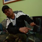 Washington enseña las radiografías que muestra el estado de su cadera y fémur. No puede moverse sin muletas.