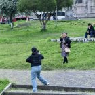 Turistas extranjeros se fotografían en la zona central,  frente a la Basílica. Dueños de hoteles  les recomiendan siempre andar con cuidado.