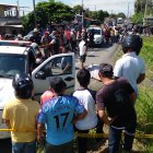 Lugareños se acercaron para atestiguar el asesinato de dos hombres en la vía Daule-Nobol.