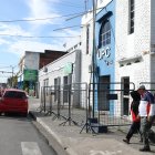 La UPC del cantón permanecía cercada, esto como medida de protección ante algún ataque.