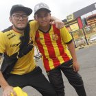 Luis León y su hijo Camilo viajaron desde Quito para apoyar a Barcelona en el Clásico del Astillero.
