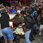 Los familiares abrazaban a la víctima e insistieron en que sea llevado a un hospital porque decían que aún respiraba.