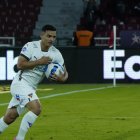 Alexander Alvarado marcó un doblete en la victoria de los albos sobre Libertad.