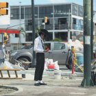 Michael Jackson perdido en guayaquil. 
Con sus típicos pantalones brincacharcos -pero sin brillos-, mocasines comprados en el Mercado Central nomás, sombrero traído de Nobol y gafas de dos ‘latas’ de la bahía, este Michael Jackson criollo parece estar buscando dónde ubicarse en pleno norte porteño