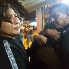 Familiares de una de las víctimas, consternados por el brutal ataque.