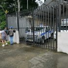 Parientes de una de las víctimas esperaban que se realice el examen legal.