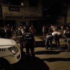 Una de las víctimas quedó inerte en la calle. La otra fue llevada al hospital.