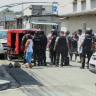 Familiares y vecinos observaban la labor de los policías, quienes acordonaron el lugar de la matanza en la Isla Trinitaria.