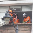 Bomberos atienden la emergencia en el centro de Guayaquil, que por fortuna no dejó heridos