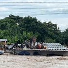 Varias familias tuvieron que resguardarse durante horas sobre los techos de sus casas, con el riesgo de ser artastrados por la correntada.