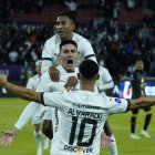 Mauricio Martínez (c) y Alexander Alvarado se han convertido en piezas clave de los albos.