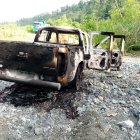 La camioneta quedó completamente destruida.