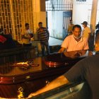 Los allegados de los difuntos retiraron sus cuerpos para poder sepultarlos.