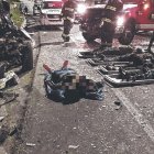 El carro liviano invadió el carril contrario y se impactó de frente con un bus interprovincial. Los ocupantes del auto fallecieron.