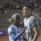 Miguel Parrales (d) suma 12 goles con Guayaquil City y es actualmente el goleador de la LigaPro 2023.