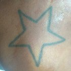 Uno de los dibujos corporales que presenta el difunto es este, una estrella.