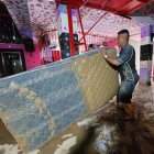 Los colchones, muebles, sillas, equipos de sonido y otros artefactos quedaron prácticamenten inservibles, llenos de lodo.