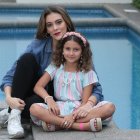 Tiene un estilo jovial.