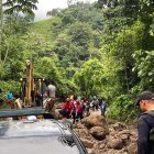 Las enormes rocas dificultaron la movilización en la vía.