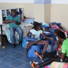 Niños y adultos pasan días difíciles en los establecimientos acondicionados para su atención.