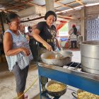 Liderador por Érika Chérrez, en la cocina comunitaria se preparan ollones de comida para repartir a los afectados.
